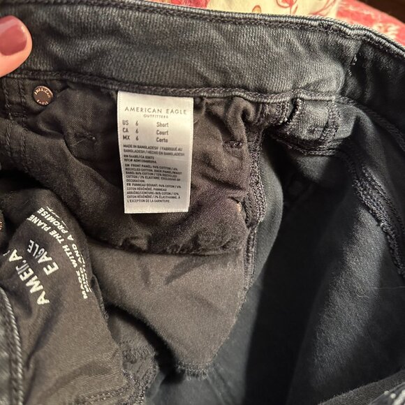 American Eagle Black Distressed Strigid Mom Jeans - Size 6S Short - Picture 3 of 7